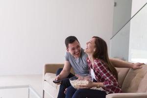 pareja joven y guapa disfrutando del tiempo libre foto