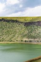 lago nar y pendiente de cráter verde en capadocia foto