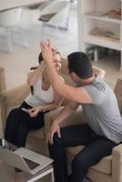 feliz pareja joven comprando en línea foto