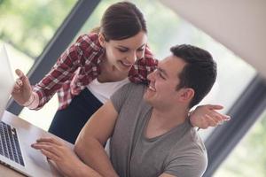 feliz pareja joven comprando en línea foto