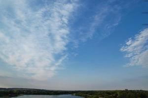 vista de ángulo alto de nubes en movimiento rápido foto