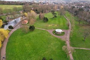 Vista aérea de imágenes en ángulo alto del parque público de Wardown en la ciudad de Luton, Inglaterra, Reino Unido foto