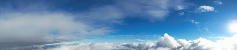 la vista aérea más hermosa de las nubes en la mañana foto