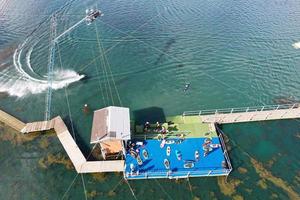 bellas imágenes de la cámara de drones aéreos del lago y parque willen que se encuentra en milton keynes, inglaterra. la gente está disfrutando en el lago en un caluroso día soleado de verano foto