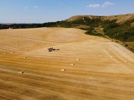 Granjas agrícolas y máquinas de trabajo en dunstable downs inglaterra foto