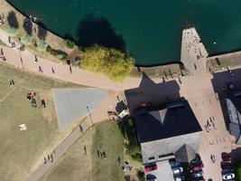 hermosa vista aérea del hermoso lago en milton keynes inglaterra reino unido foto