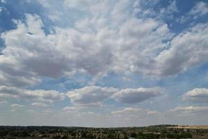 Nubes y cielo dramáticos en Dunstable Downs de Inglaterra foto