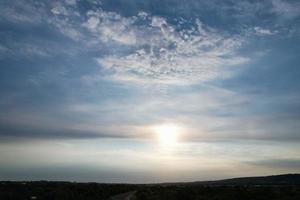 vista de ángulo alto de nubes en movimiento rápido foto