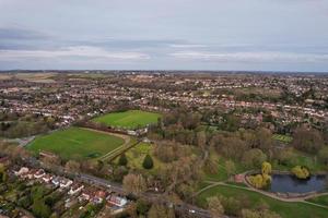 Vista aérea de imágenes en ángulo alto del parque público de Wardown en la ciudad de Luton, Inglaterra, Reino Unido foto