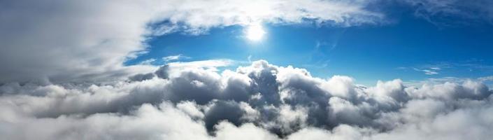 la vista aérea más hermosa de las nubes en la mañana