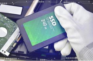 Las unidades de disco duro SSD de 2,5 pulgadas se utilizan para almacenar datos, también conocidas como unidades de disco duro. actualmente se está utilizando a un ritmo muy alto. foto