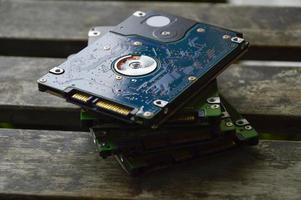 2.5-inch hard drives stacked on top of each other, currently still popular. photo