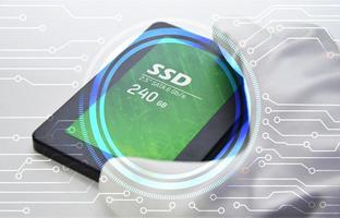 Los discos duros ssd son populares en estos días. porque funciona rápido, ssd en un fondo blanco foto