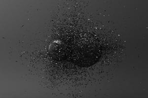 dos bolas chocando entre sí resultando en una ruptura aplastada sobre fondo blanco. representación 3d foto