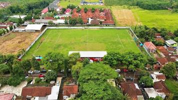 hermosa vista aérea, estadio de fútbol clásico, java occidental - indonesia. foto