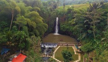 hermosa vista aérea, panorama natural de la cascada en el bosque tropical, bandung-indonesia. foto