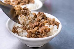 arroz con carne estofada, estofado de ternera sobre arroz cocido en tainan, taiwán. Famoso manjar tradicional taiwanés de comida callejera. concepto de diseño de viaje, primer plano. foto