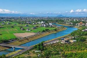 paisaje de la orilla del río dongshan en el condado de yilan, taiwán foto