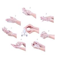 instrucciones de paso de lavado de manos aisladas sobre fondo blanco. mujer joven asiática que usa jabón líquido, concepto de protección del coronavirus pandémico, primer plano. foto