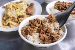 arroz con carne estofada, estofado de ternera sobre arroz cocido en tainan, taiwán. Famoso manjar tradicional taiwanés de comida callejera. concepto de diseño de viaje, primer plano. foto