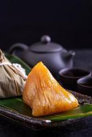 bola de masa hervida de arroz alcalino zongzi - comida china dulce tradicional de cristal en un plato para comer para el concepto de celebración del festival duanwu del barco dragón, de cerca.