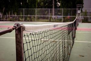 red de tenis y cancha, enfoque seleccionado foto