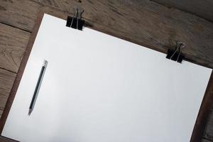 tablero de dibujo con papel en el escritorio foto