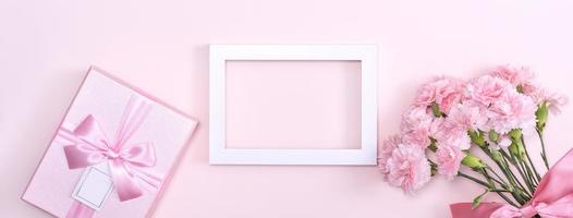 día de la madre, concepto de diseño de fondo del día de San Valentín, hermoso ramo de flores de clavel rosa en una mesa rosa pastel, vista superior, puesta plana, espacio para copiar. foto