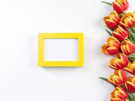 concepto de diseño del día de la madre, ramo de flores de tulipán - hermoso ramo rojo, amarillo aislado en la mesa de fondo blanco, vista superior, puesta plana, espacio de copia foto