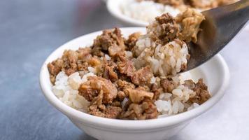 arroz con carne estofada, estofado de ternera sobre arroz cocido en tainan, taiwán. Famoso manjar tradicional taiwanés de comida callejera. concepto de diseño de viaje, primer plano. foto