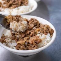 arroz con carne estofada, estofado de ternera sobre arroz cocido en tainan, taiwán. Famoso manjar tradicional taiwanés de comida callejera. concepto de diseño de viaje, primer plano. foto