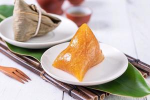 bola de masa hervida de arroz alcalino zongzi - comida china dulce tradicional de cristal en un plato para comer para el concepto de celebración del festival duanwu del barco dragón, de cerca.