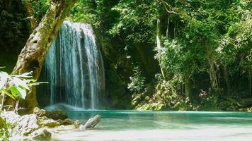 skön erawan vattenfall i de tropisk regn skog erawan nationell parkera, kanchanaburi, thailand video