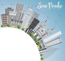 horizonte de sao paulo con edificios grises, cielo azul y espacio para copiar. vector