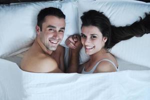 pareja joven tiene buen tiempo en su dormitorio foto