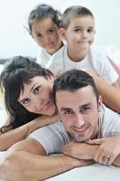 familia joven feliz en su dormitorio foto