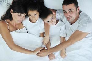 familia joven feliz en su dormitorio foto