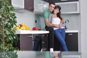 una pareja joven se divierte en la cocina moderna foto