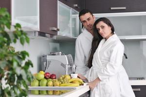 amor joven pareja tomando una taza de café fresco por la mañana foto