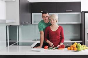 una pareja joven se divierte en la cocina moderna