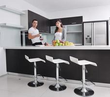 una pareja joven se divierte en la cocina moderna foto