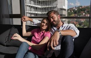 pareja joven viendo television foto