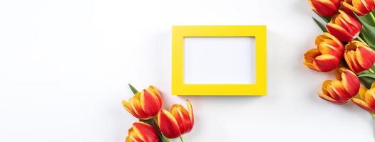 concepto de diseño del día de la madre, ramo de flores de tulipán - hermoso ramo rojo, amarillo aislado en la mesa de fondo blanco, vista superior, puesta plana, espacio de copia foto