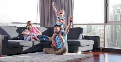 familia feliz jugando un videojuego foto