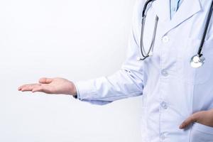 parte del cuerpo de una doctora con gesto de mano, una joven médica con estetoscopio aislado en fondo blanco, primer plano, vista recortada, espacio de copia foto