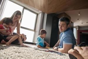 pareja joven pasando tiempo con niños foto