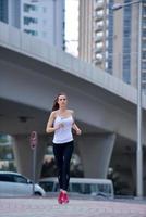 mujer corriendo por la mañana foto