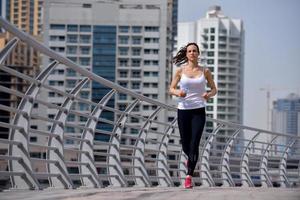 mujer corriendo por la mañana foto