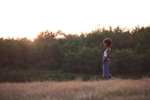 joven negra en la naturaleza foto