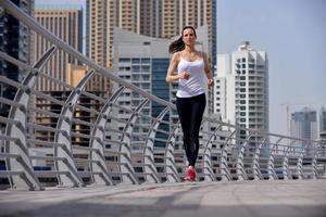 mujer corriendo por la mañana foto